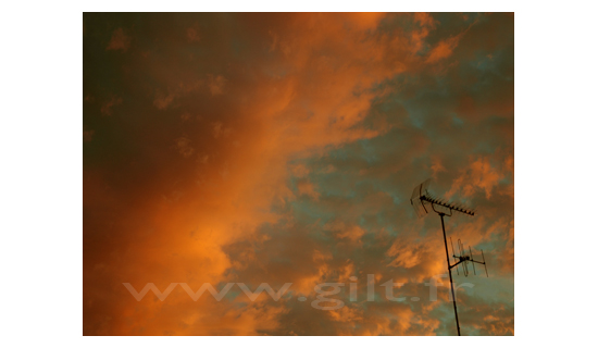 Nuages Rouges et Antenne Gilt Paysage Ciel réf.: CN03