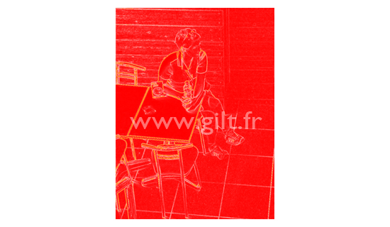 Femme assise - Fond rouge